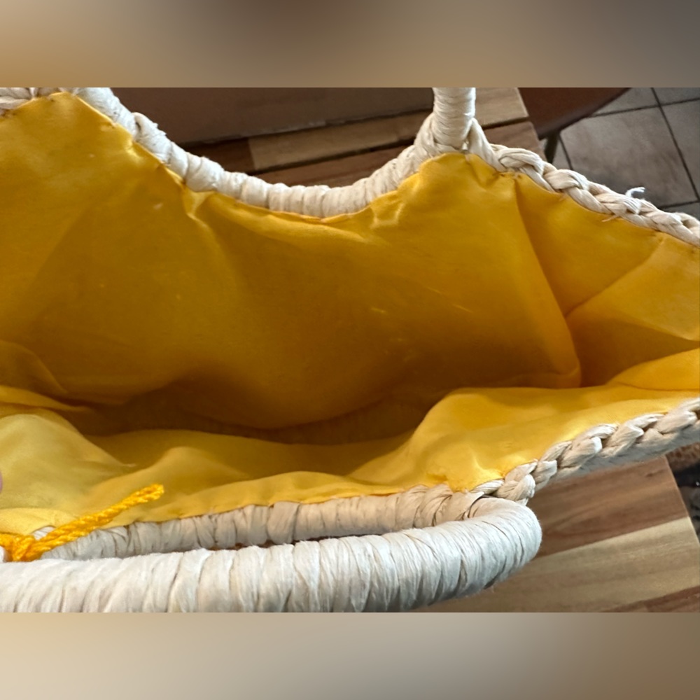 L’Occitane Natural Handmade Chic Straw Bag with Tassel - Picture 6 of 6